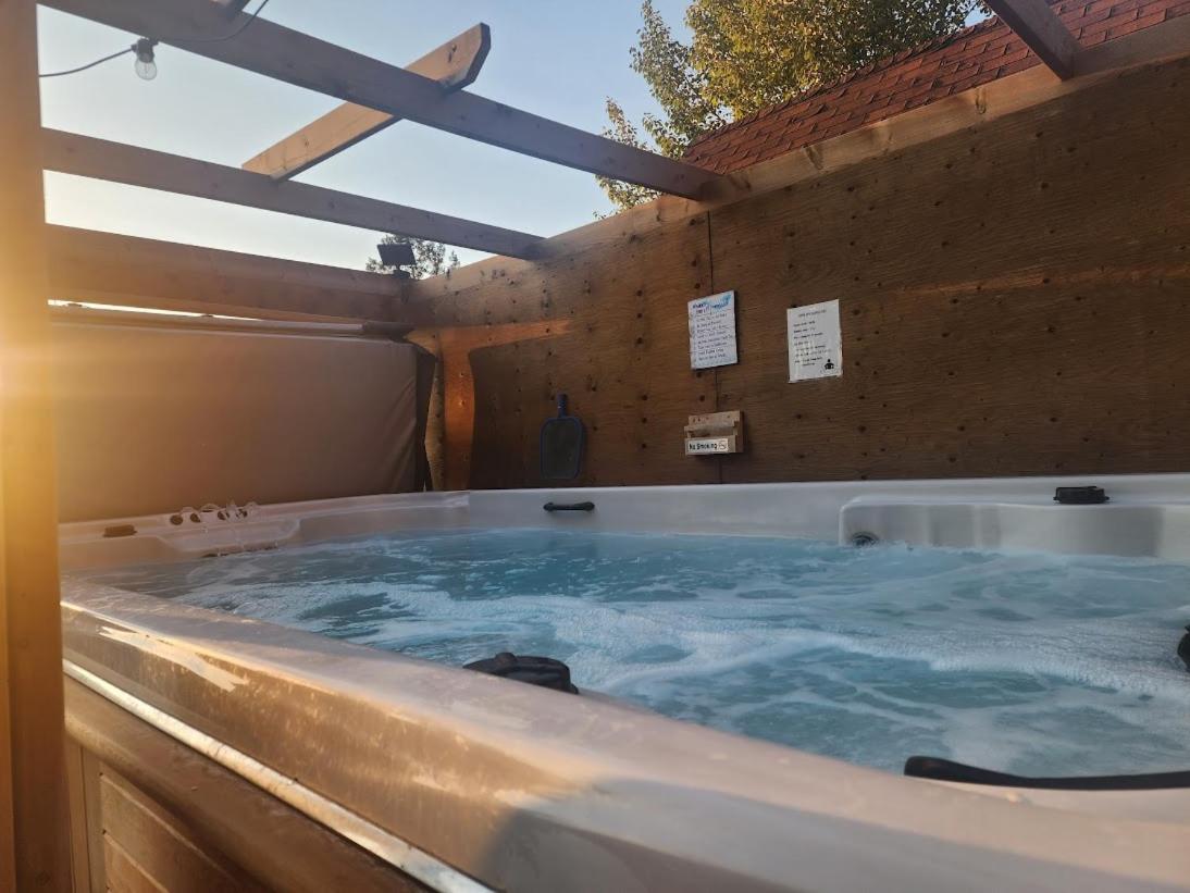 Motel Tyrol Radium Hot Springs Ngoại thất bức ảnh